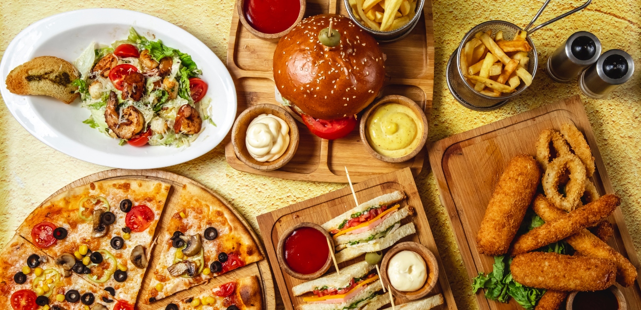 طاولة أكل غنية بالوجبات السريعة