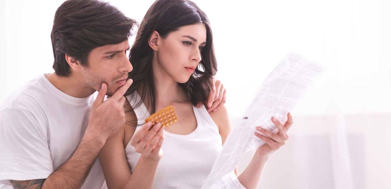 زوجان يطّلعان على وصفة دوائيّة