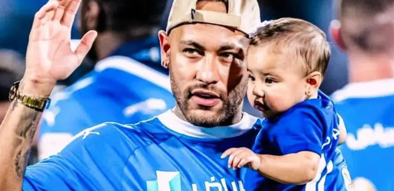 ابنة نيمار تخطف الأنظار خلال تتويج الهلال بلقب الدوري السعودي