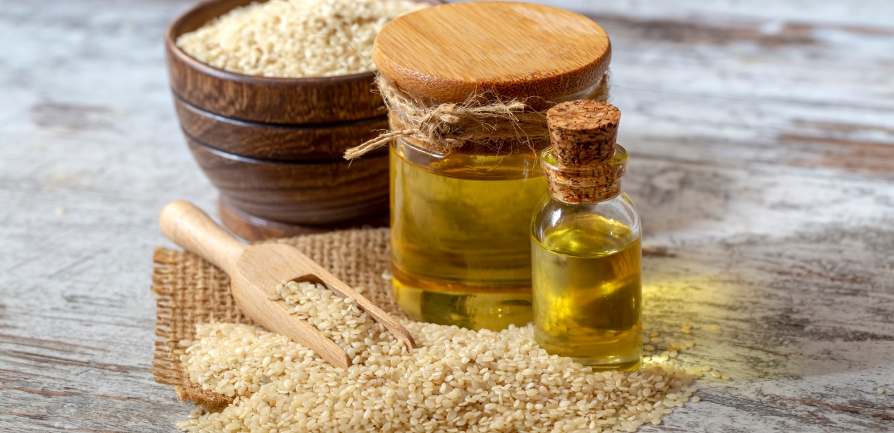 زيت السمسم مع بذور السمسم