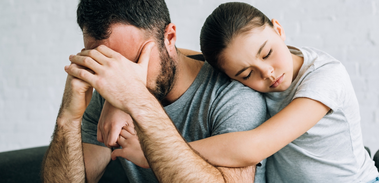 طفلة تحتضن أباها المرهق