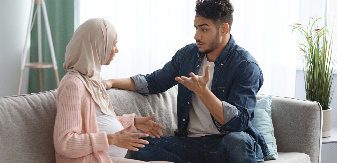 امرأة حامل وزوجها يتناقشان