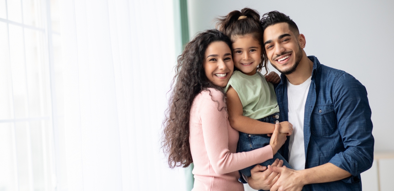 عائلة سعيدة تعانق بعضها