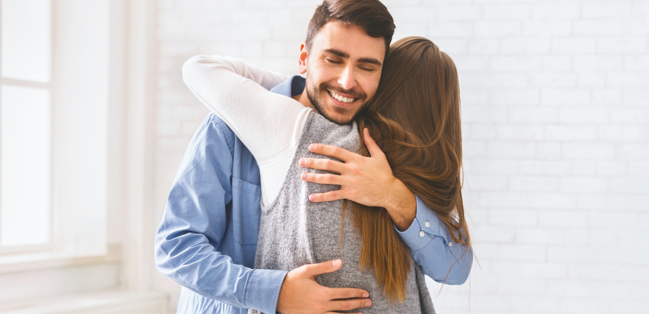 رجل يغمر حبيبته