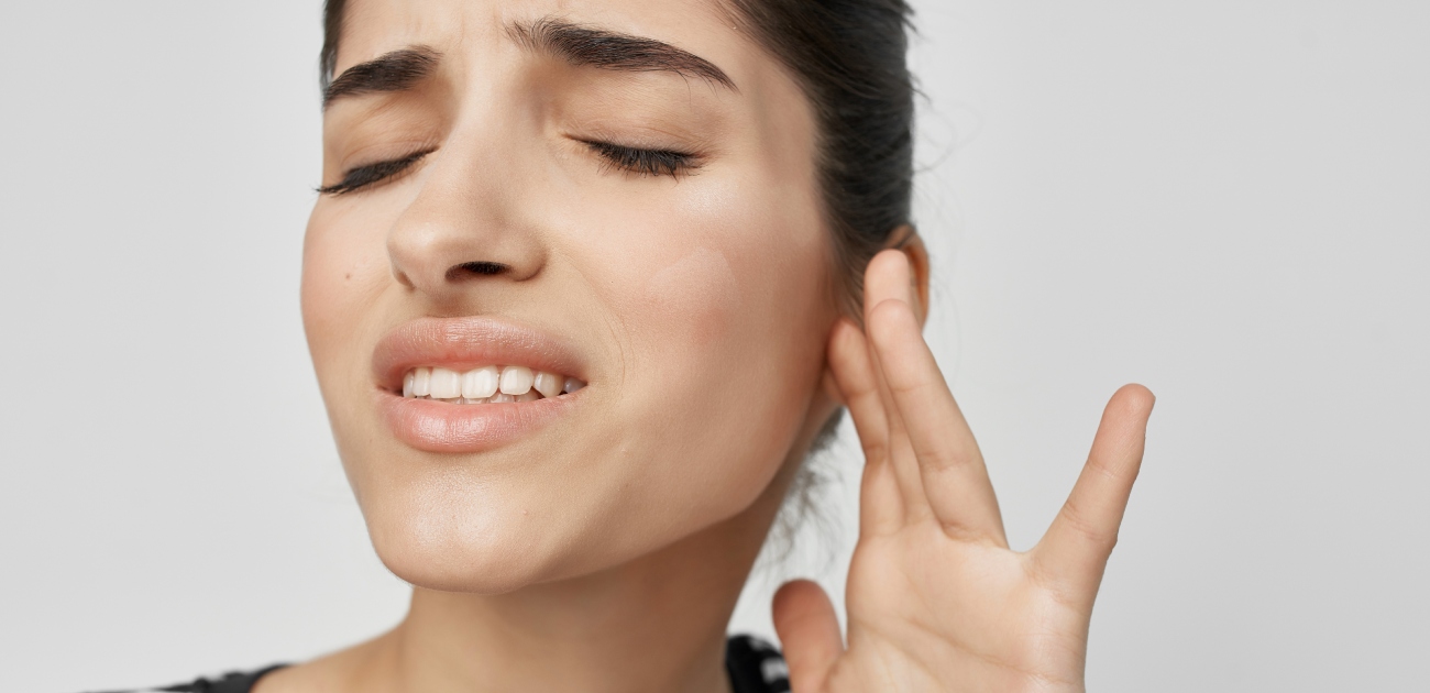 شابّة تشعر بألم في أذنها