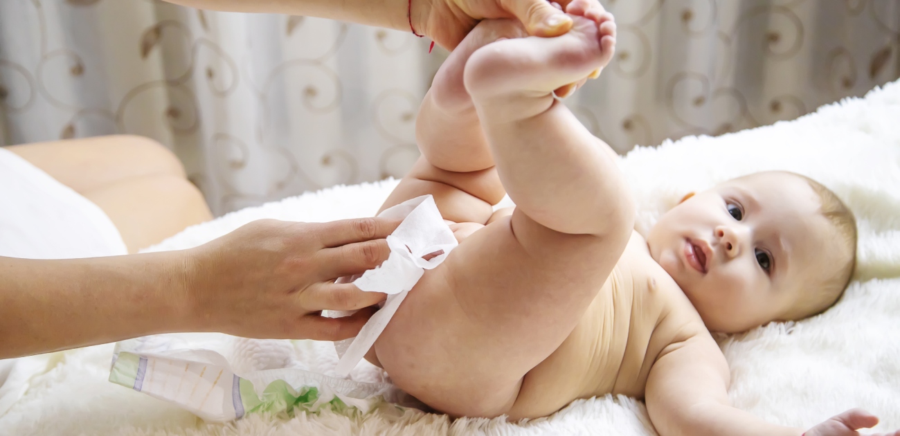 لون براز الرضيع أخضر غامق ورائحته كريهة