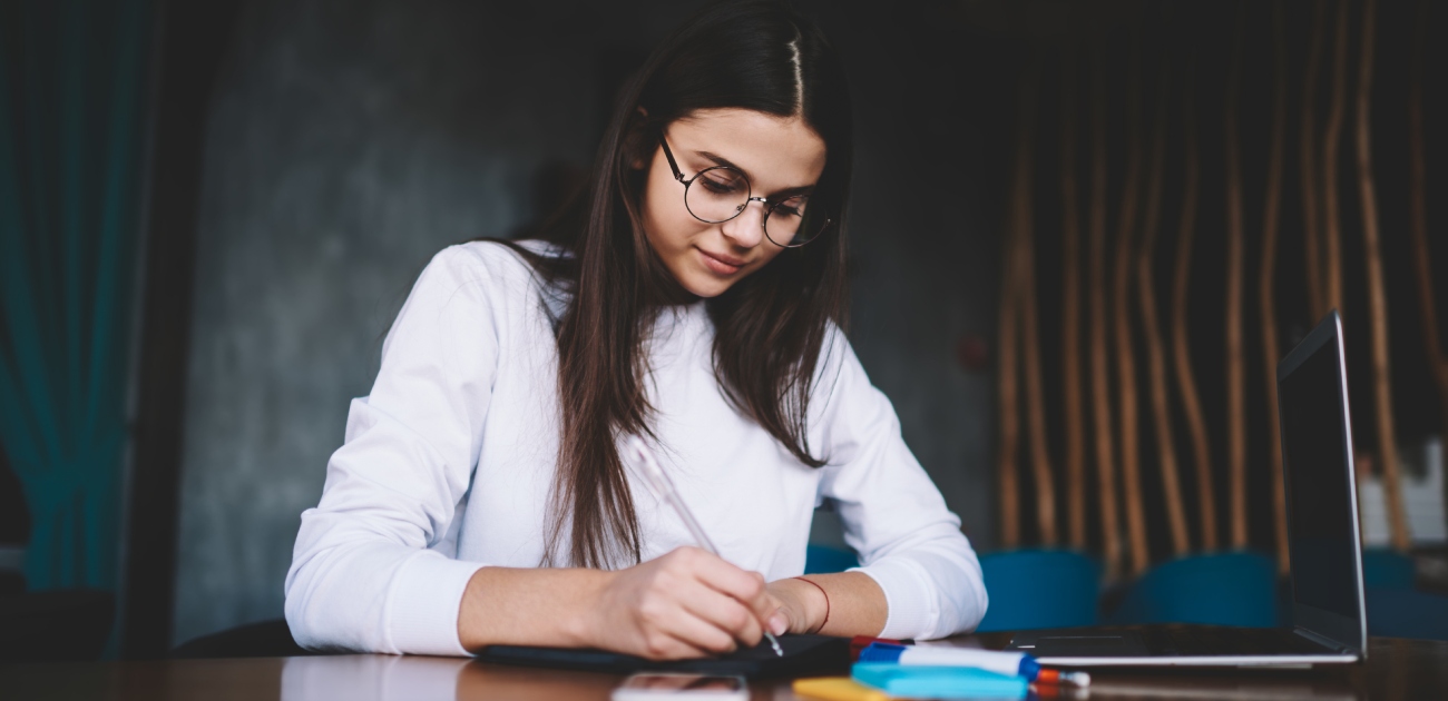 مراهقة تقوم بالكتابة