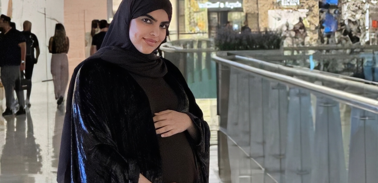 سارة الودعاني تلد طفلتها تيا في الشهر الثامن من الحمل في تايلاند