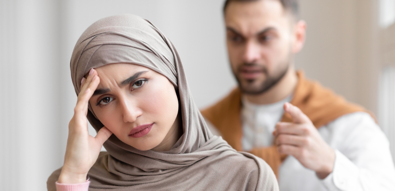 زوج يصرخ على زوجته