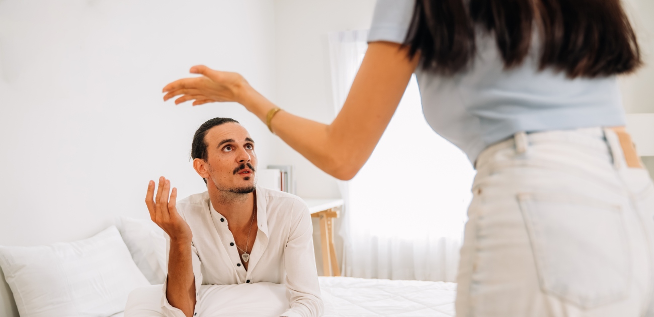 امرأة تتناقش مع زوجها