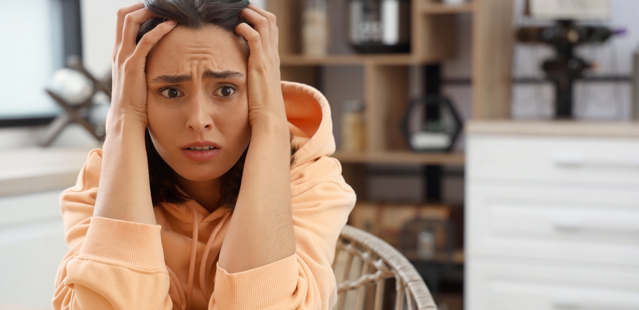 امرأة متفاجئة من نزول الماء في الشهر الثاني