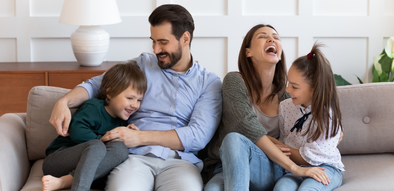 أفراد العائلة يضحكون