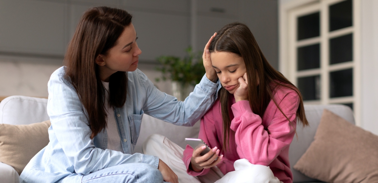 أم تحاول فهم ابنتها المراهقة