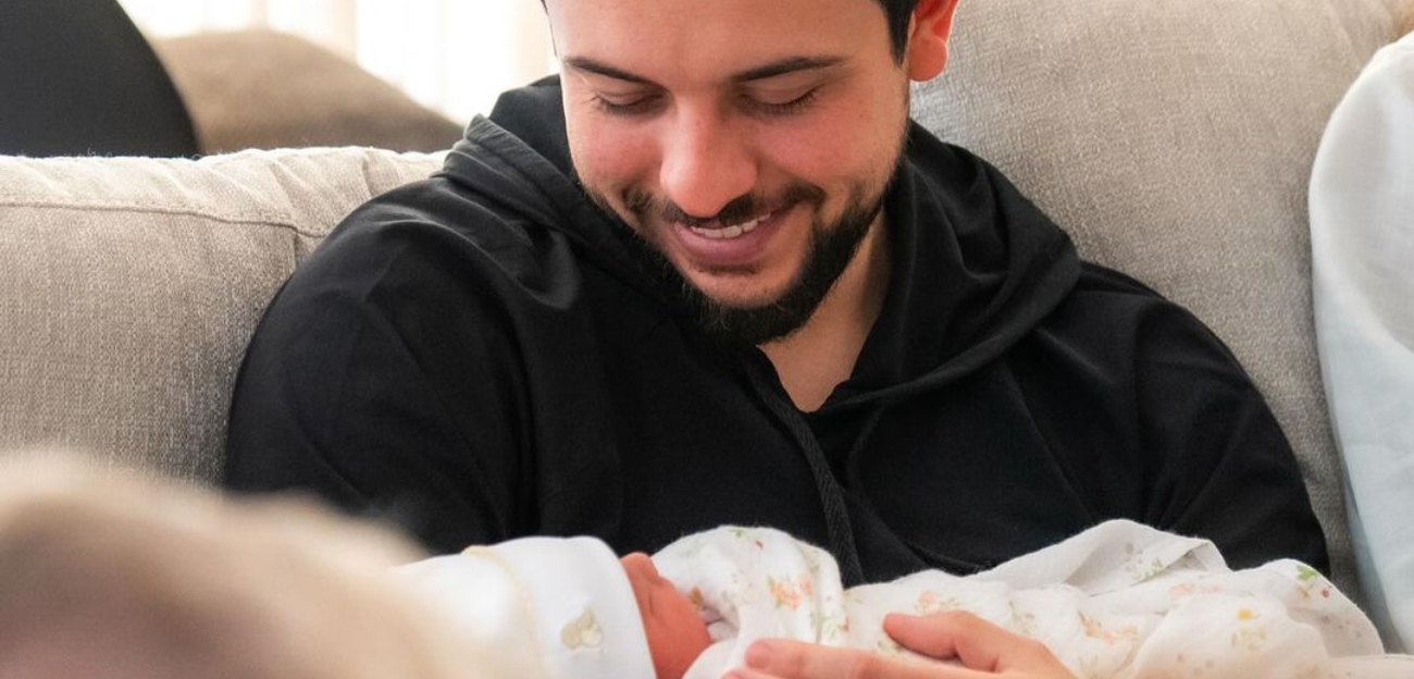 الأمير الحسين والأميرة رجوة يغادران مدينة الحسين الطبية برفقة مولودتهما الأميرة إيمان