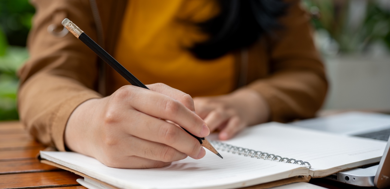امرأة تكتب جدول يومها