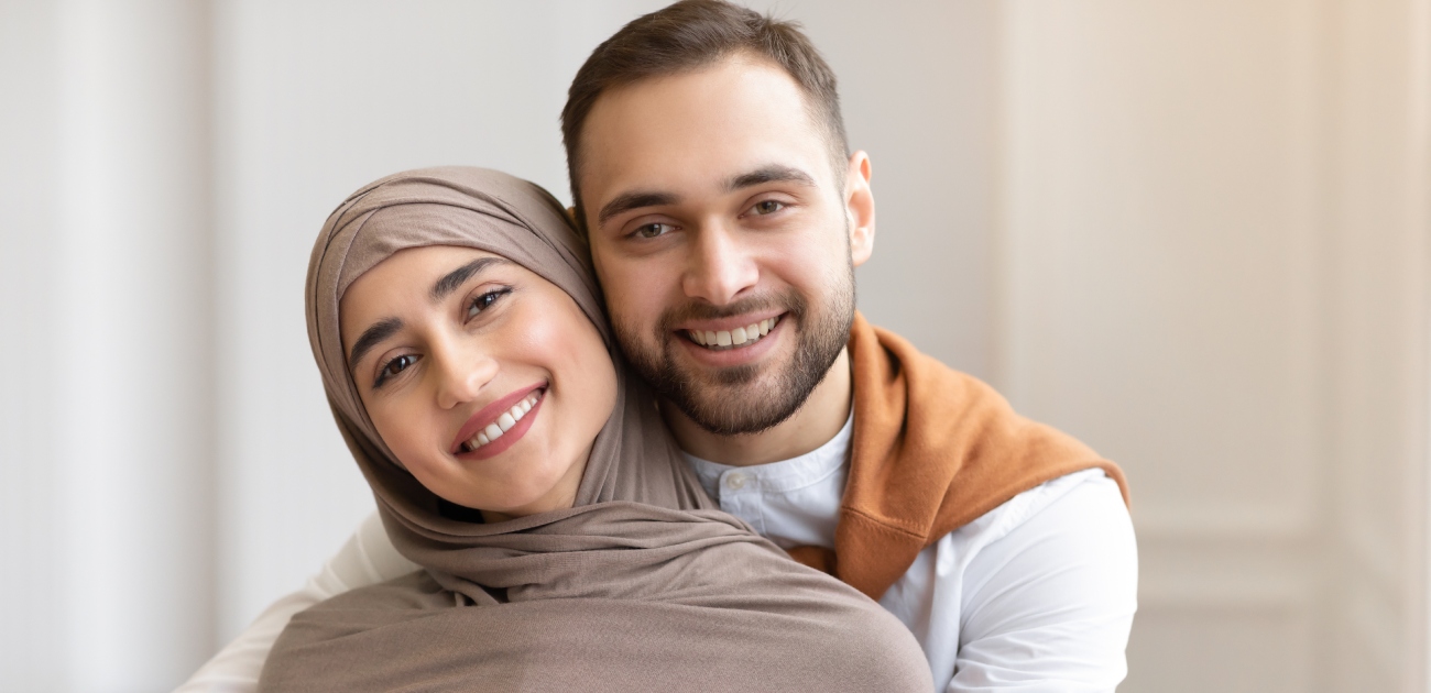 زوج يحتضن زوجته من الخلف