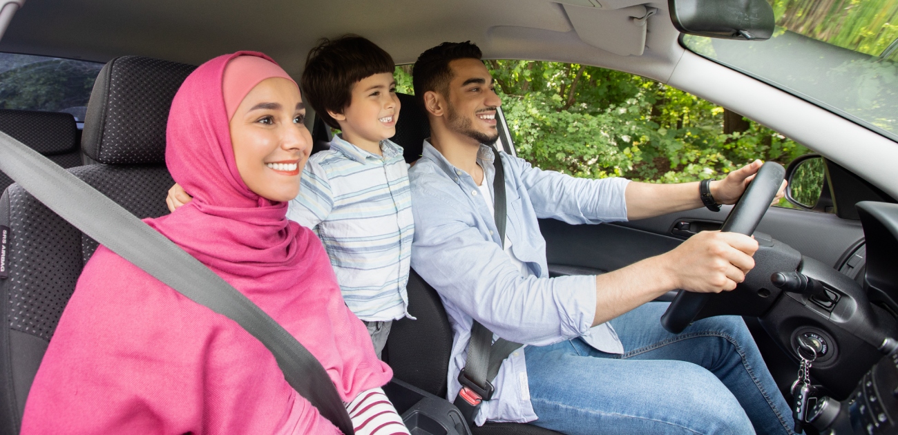 عالة سعيدة في السيارة