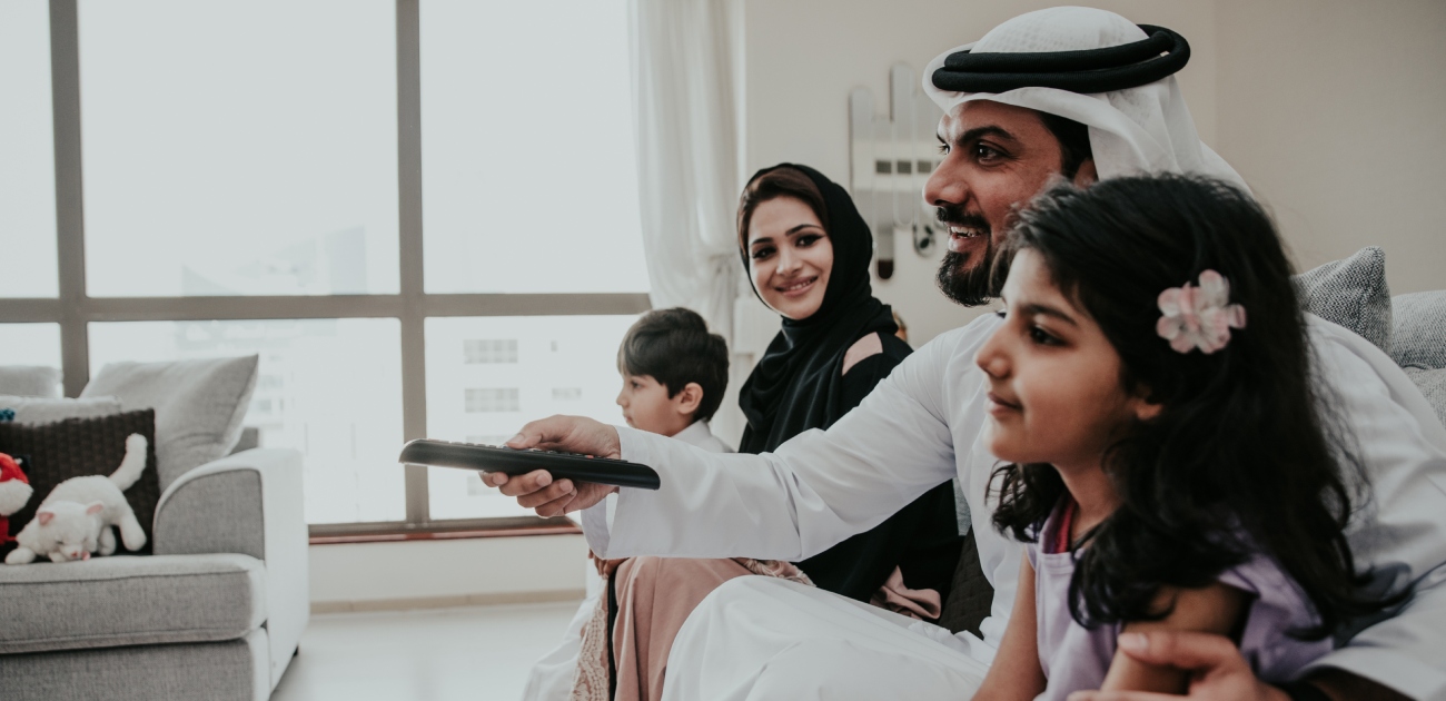 أفراد العائلة يشاهدون التلفاز
