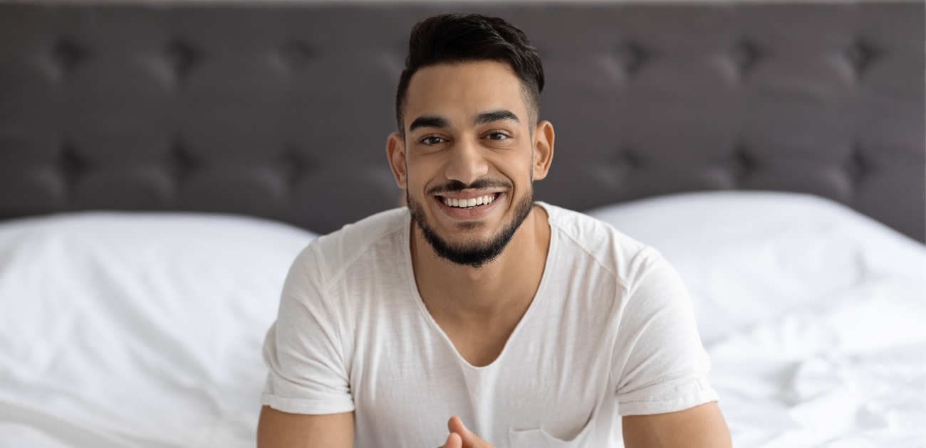 رجل وسيم يستلقي في الفراش