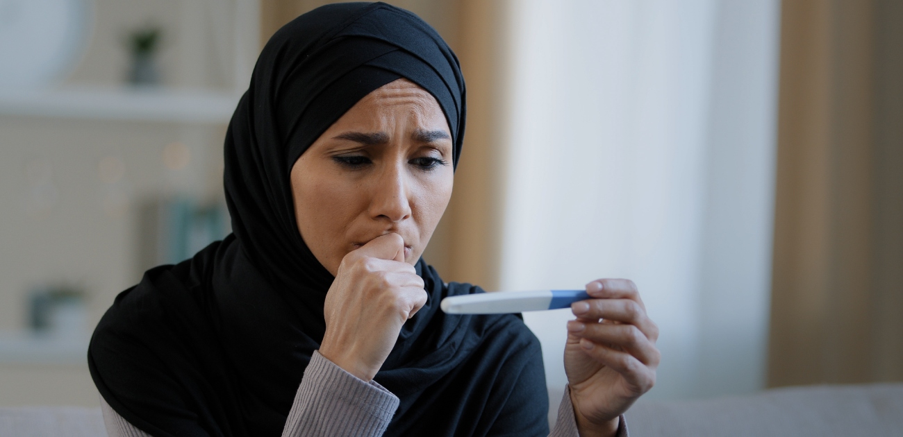 امرأة تحمل بقلق اختبار الحمل المنزلي