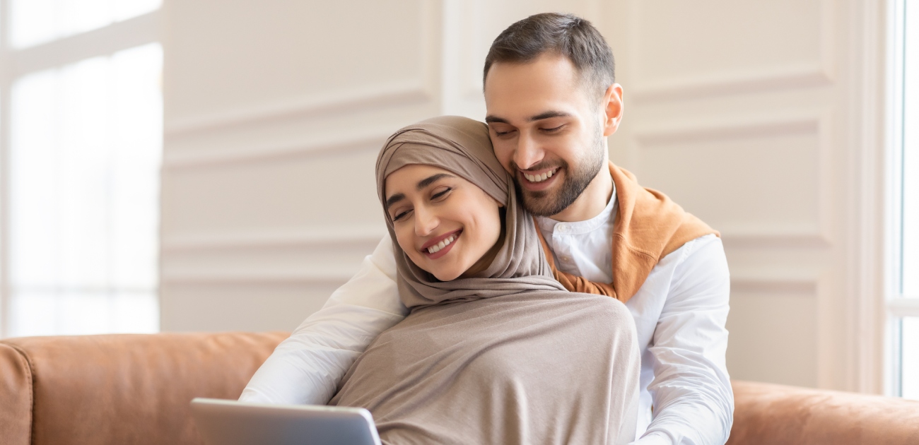 امرأة تجلس في حضن زوجها