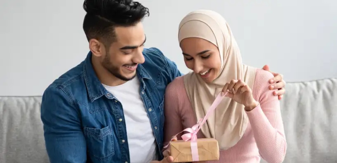 زوج يهدي زوجته هدية