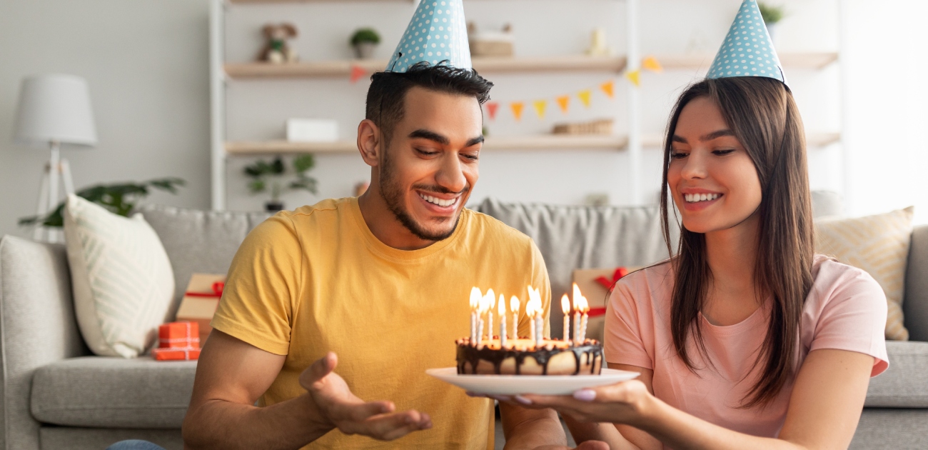 امرأة تحتفل بعيد ميلاد زوجها