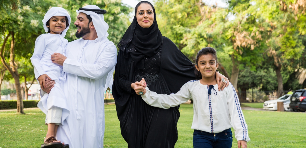 عائلة سعيدة في المنتزه