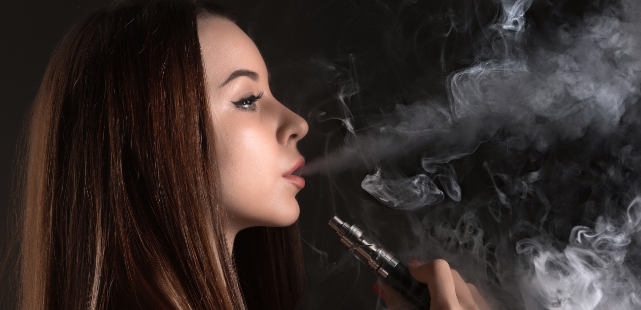 مراهقة تدخن سجائر الكترونيّة