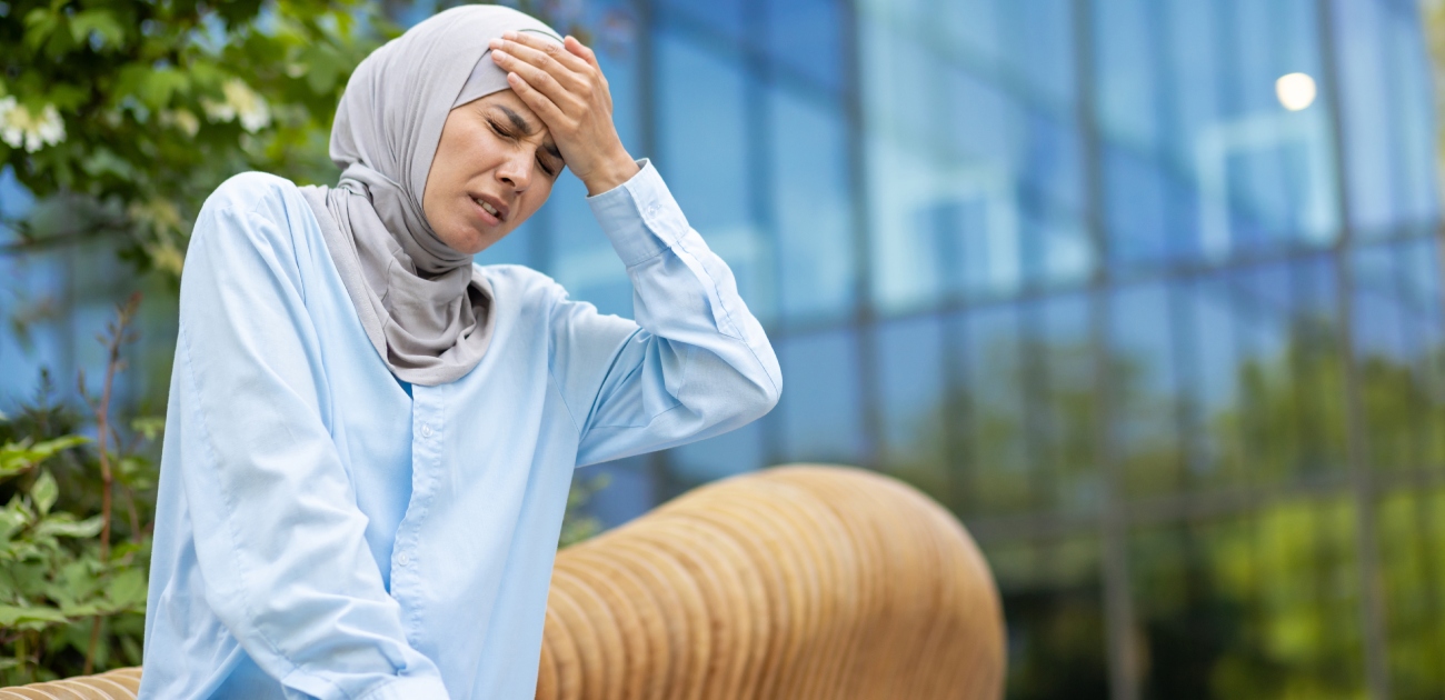 امرأة تشعر بالصداع