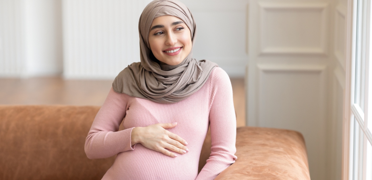 امرأة حامل تجلس على الأريكة