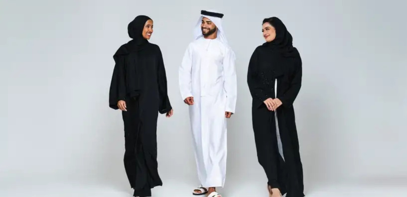 رجل يسير مع زوجتيه