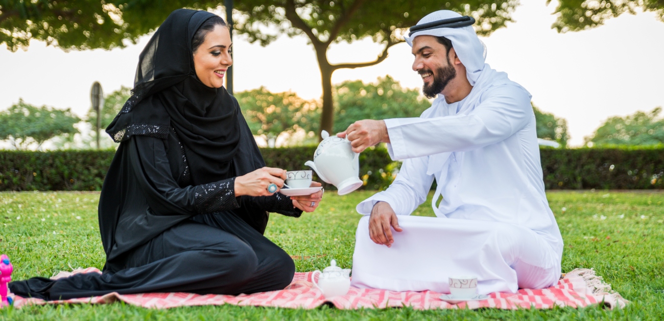 زوجان في نزهة إلى الحديقة