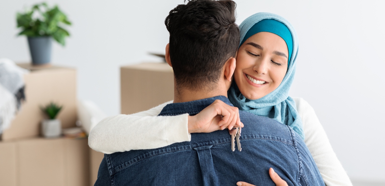 زوجة تعانق زوجها بحرارة