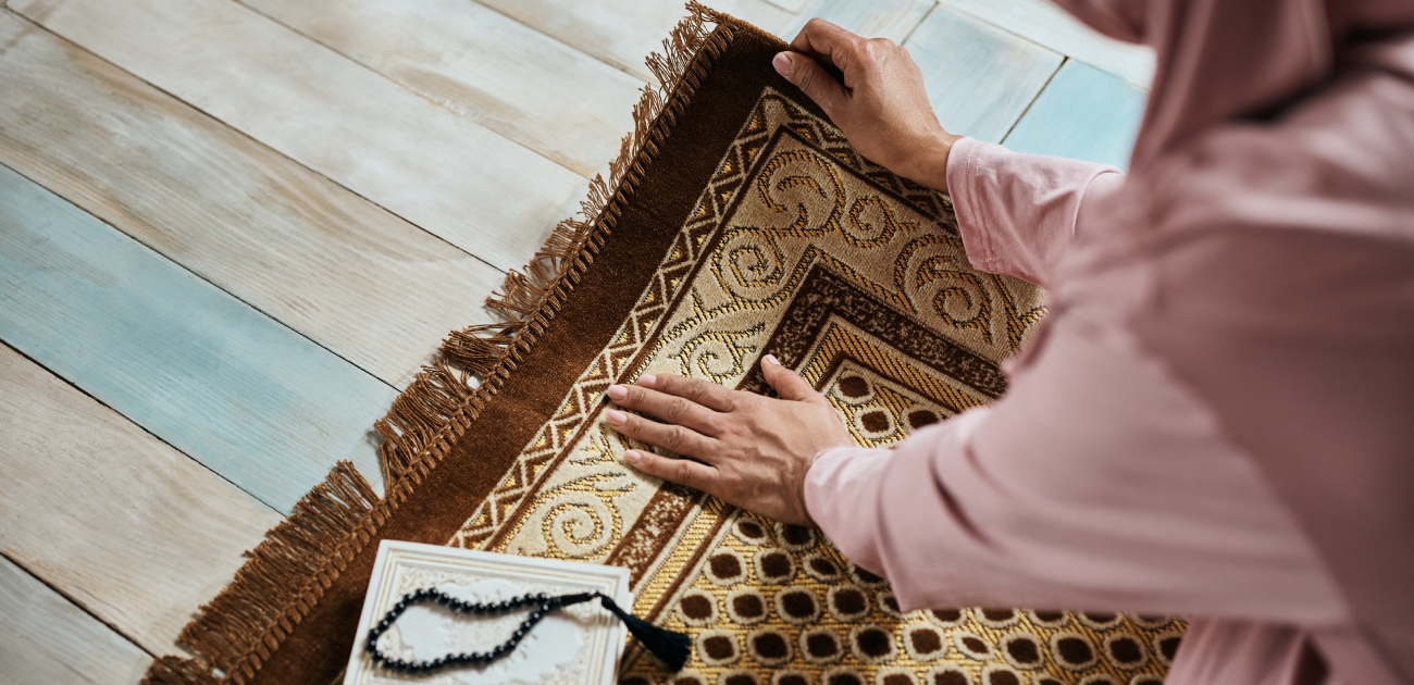 امرأة تفرش سجادة الصلاة