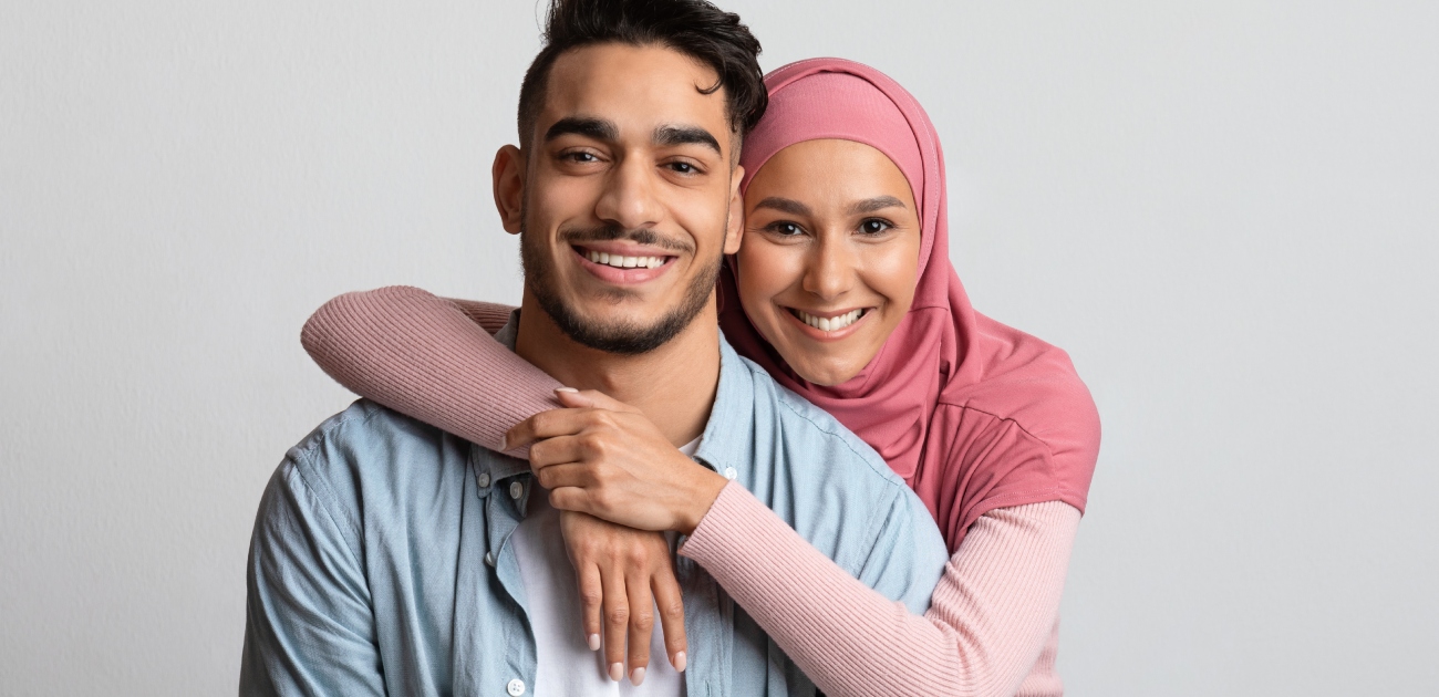 امرأة تحتضتن زوجها