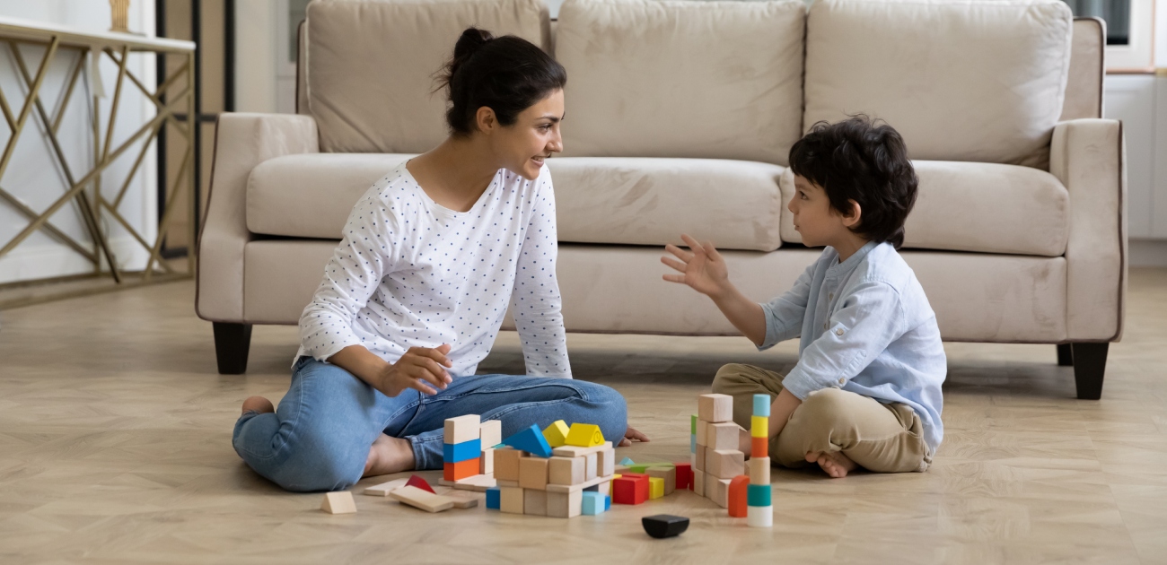 أم توجّه أسئلة لابنها لفهم شخصيته