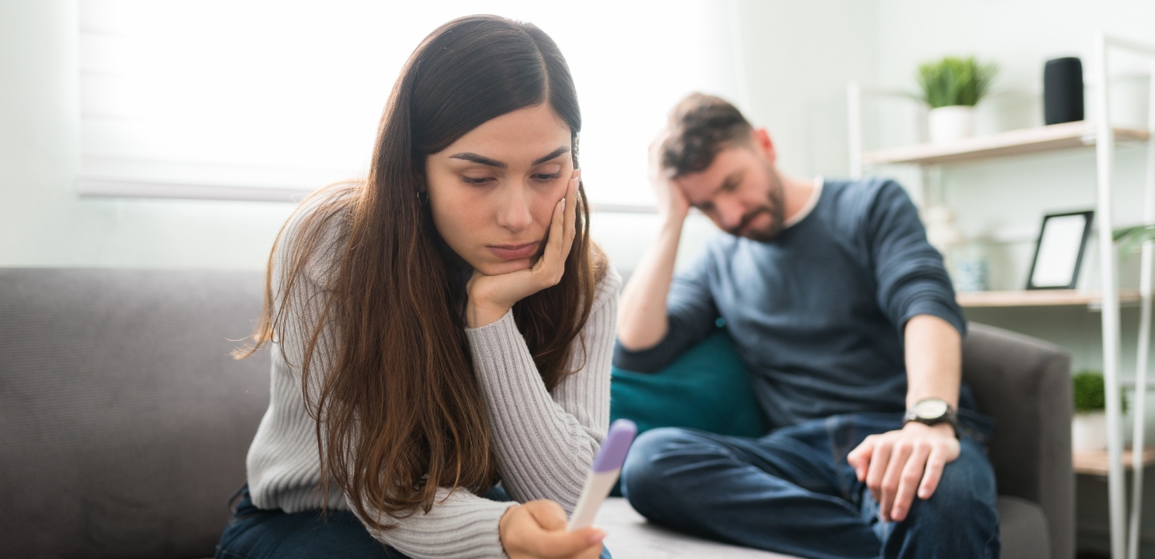 امرأة تمسك باختبار حمل
