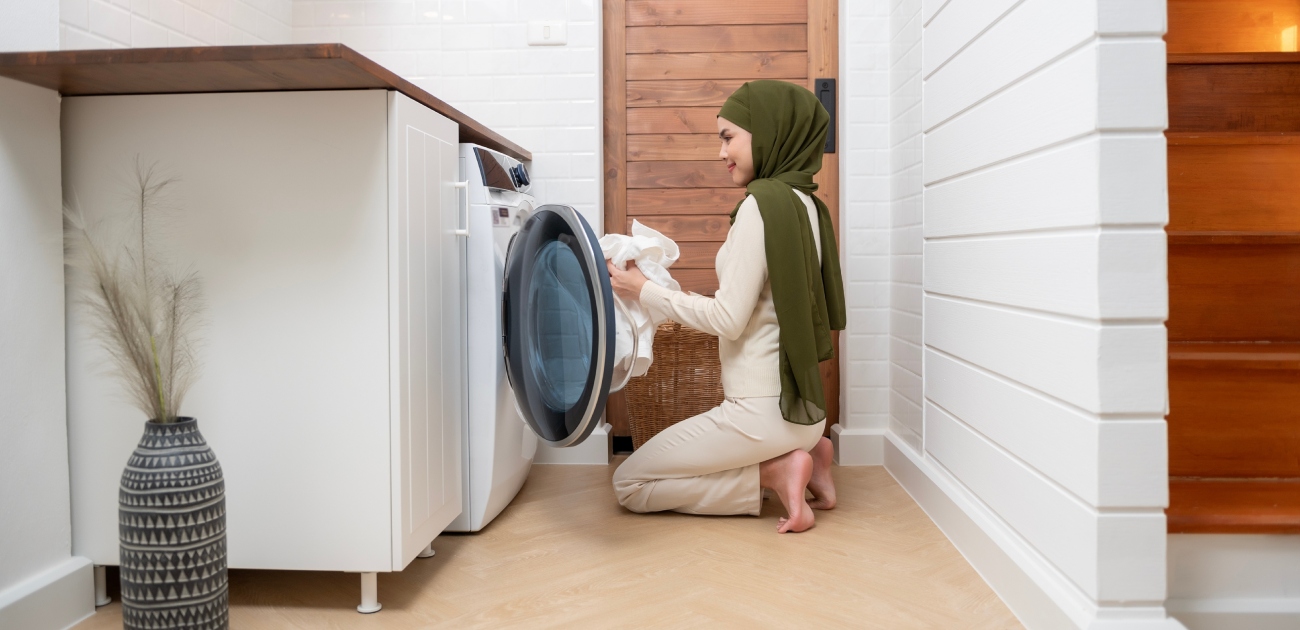 امرأة مذهولة بنظافة الغسيل