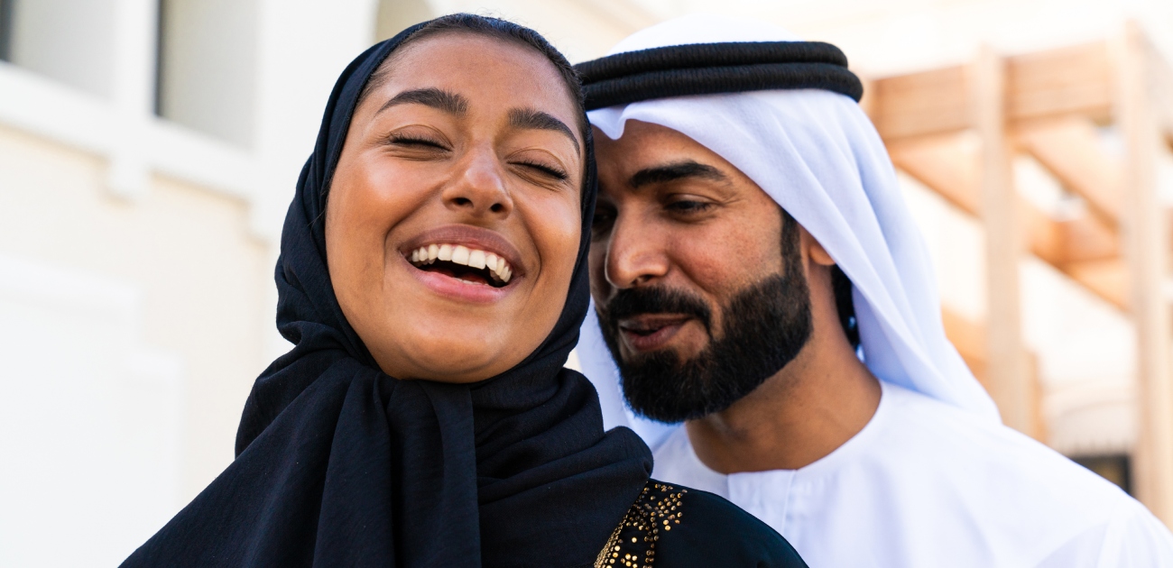 زوجة سعيدة برفقة زوجها