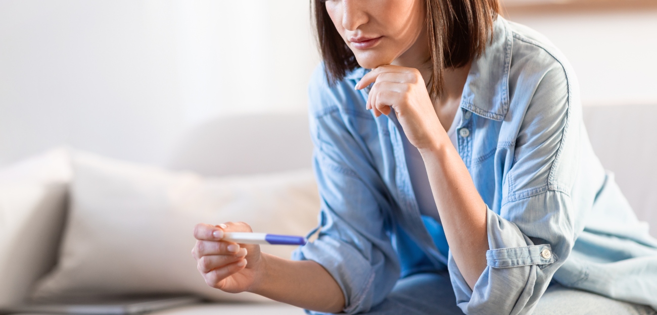 امرأة تمسك اختبار حمل