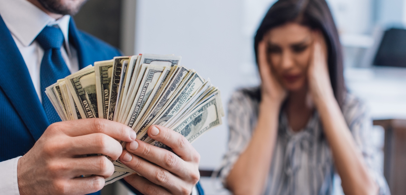 كيفية التعامل مع الزوج الحريص ماديا