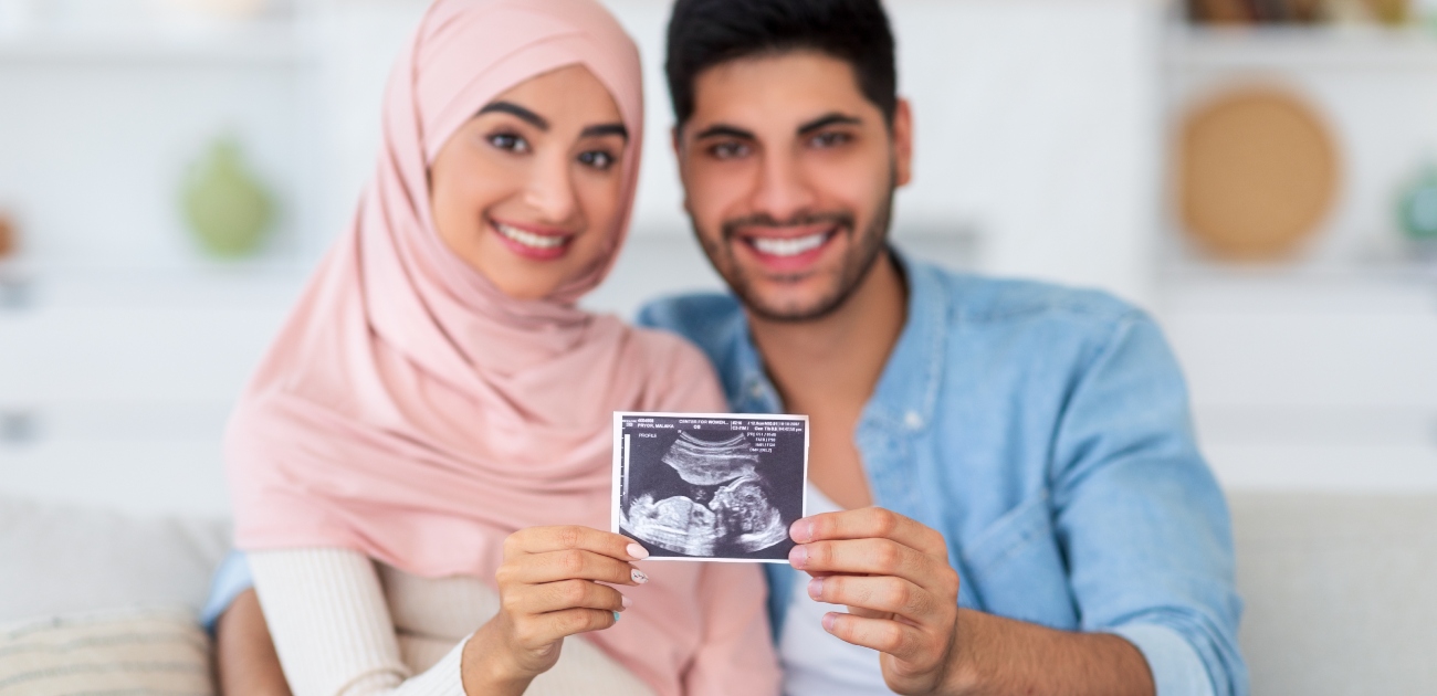 زوجان فرحان بخبر الحمل
