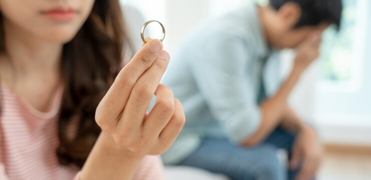 امرأة تحمل بيدها خاتم الزواج
