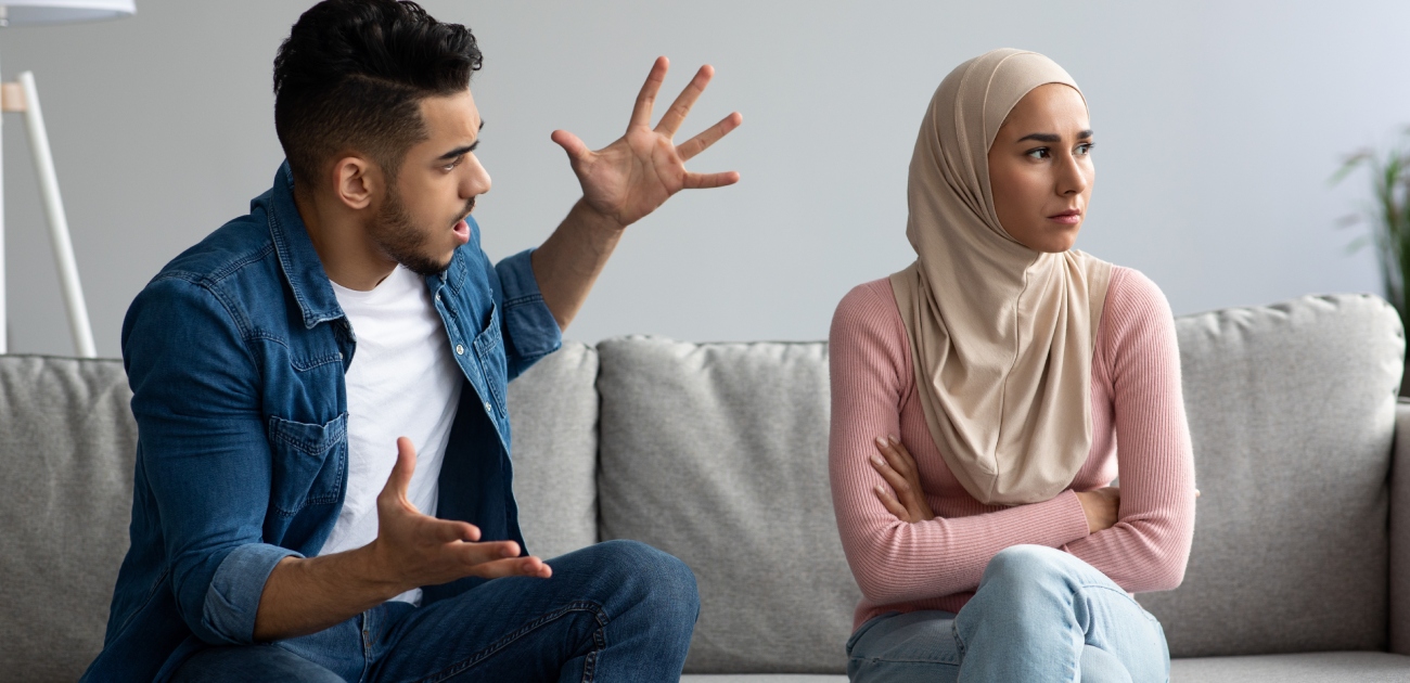 زوج عصبي يصرخ على زوجته