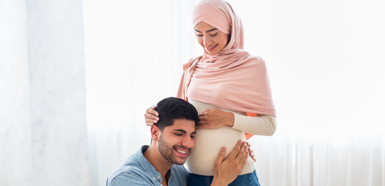 رجل يتحسس نبض الجنين