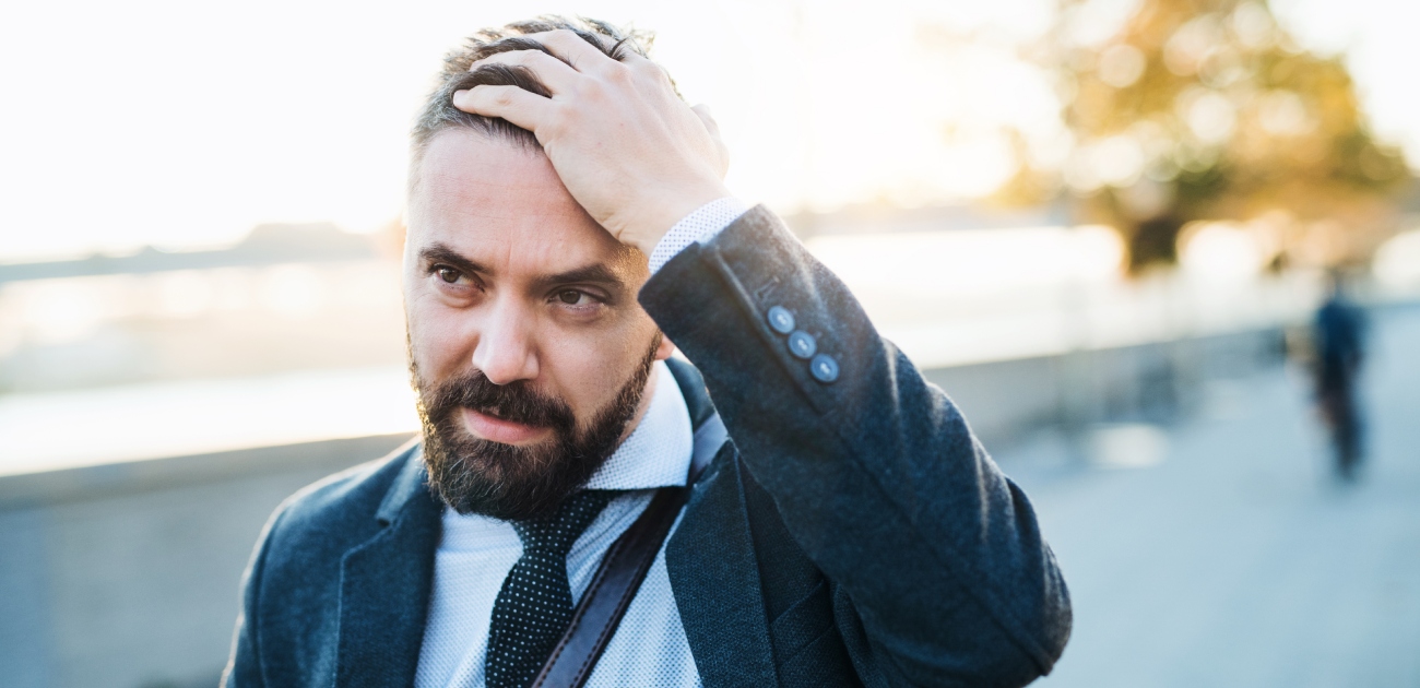 زوج تبدو عليه علامات القلق