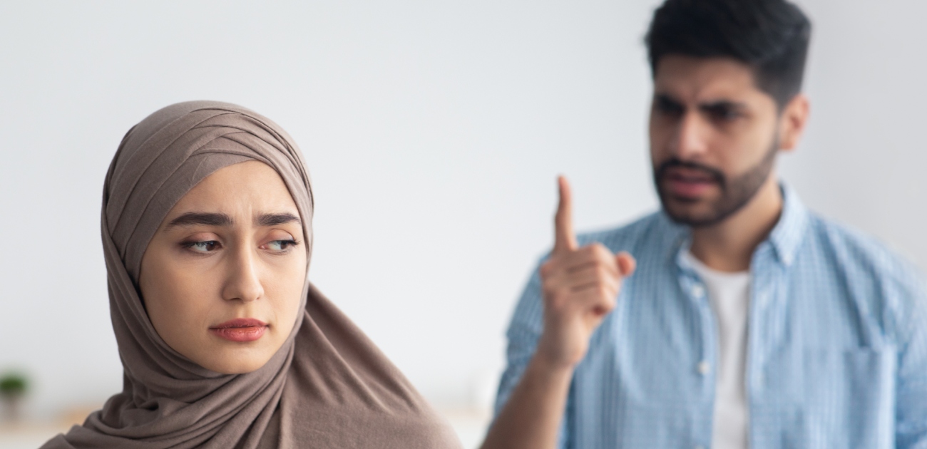 زوج غاضب من زوجته