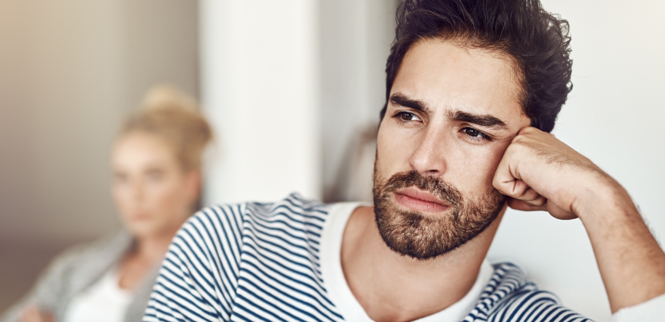 زوج يشعر بالحزن