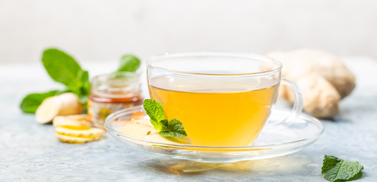 كوب من الشاي الأخضر وحبة زنجبيل